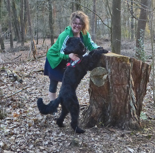 vrouw met hond in bos